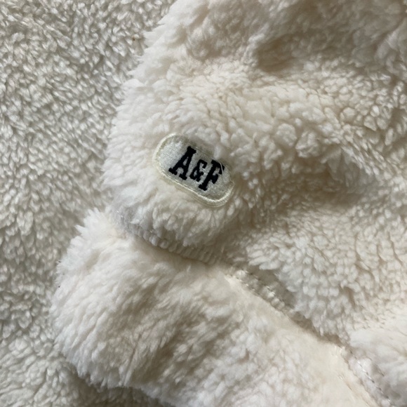 Abercrombie & Fitch Drama Collar Half-Zip Sweatshirt - Picture 2 of 3